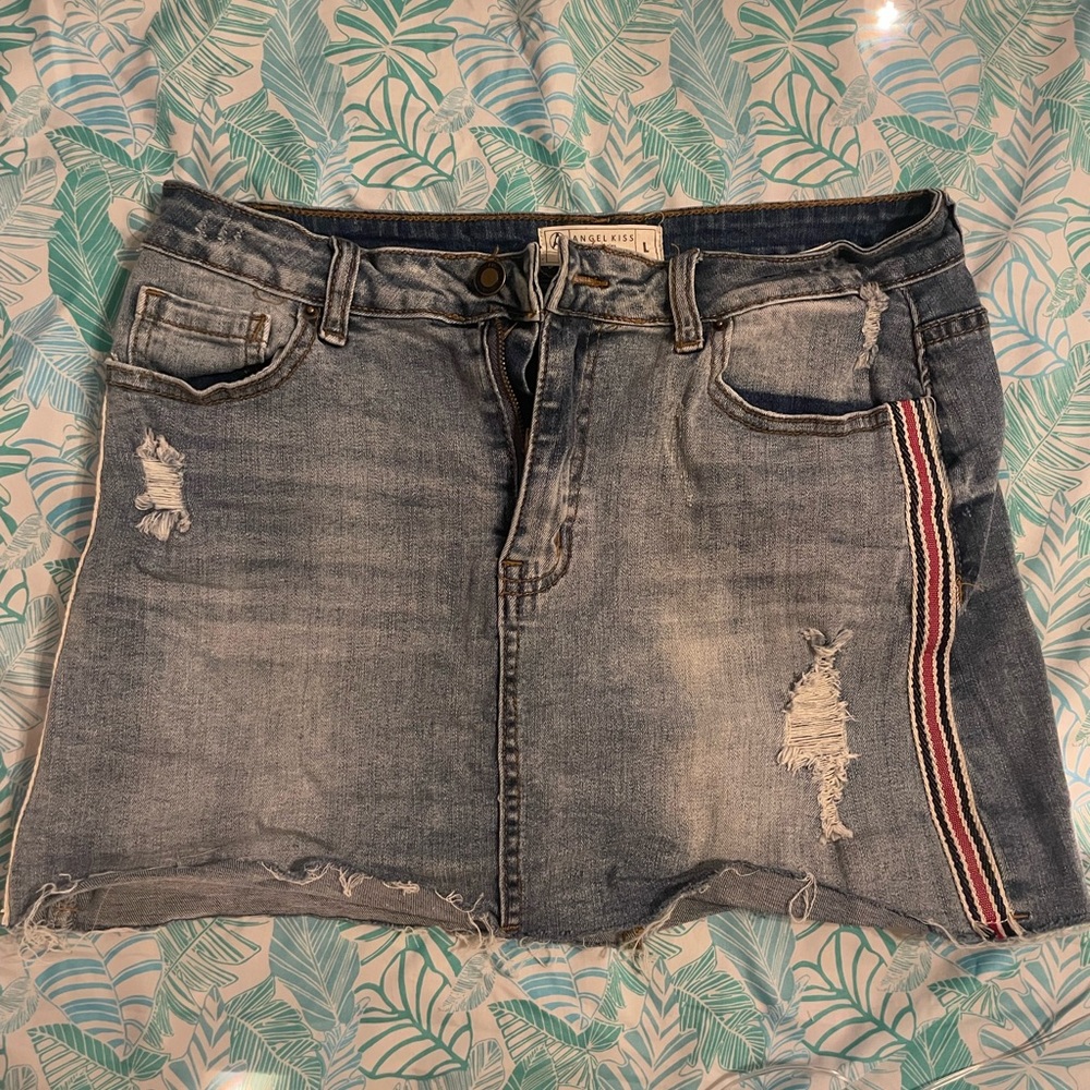 Jean skirt with ribbon detail on the side.
